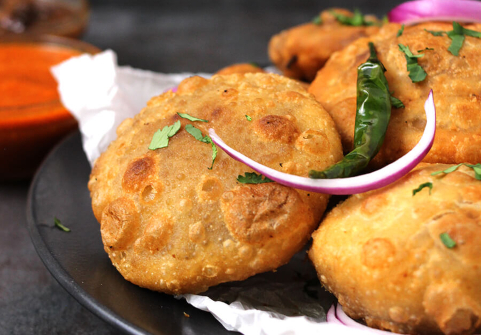 Special kachori is found at this place in Rajasthan, thousands of plates are empty every day