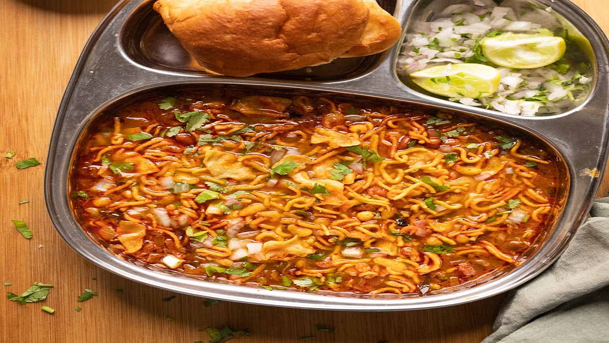 Don't miss the tongue-tingling flavor of this misal from Kandivali West