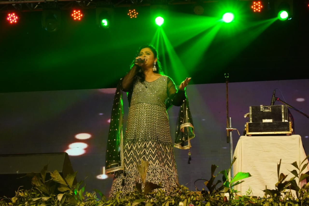 On the third day of the Panchmahotsav, folk singer Urvashi Raddia presented a musical evening.