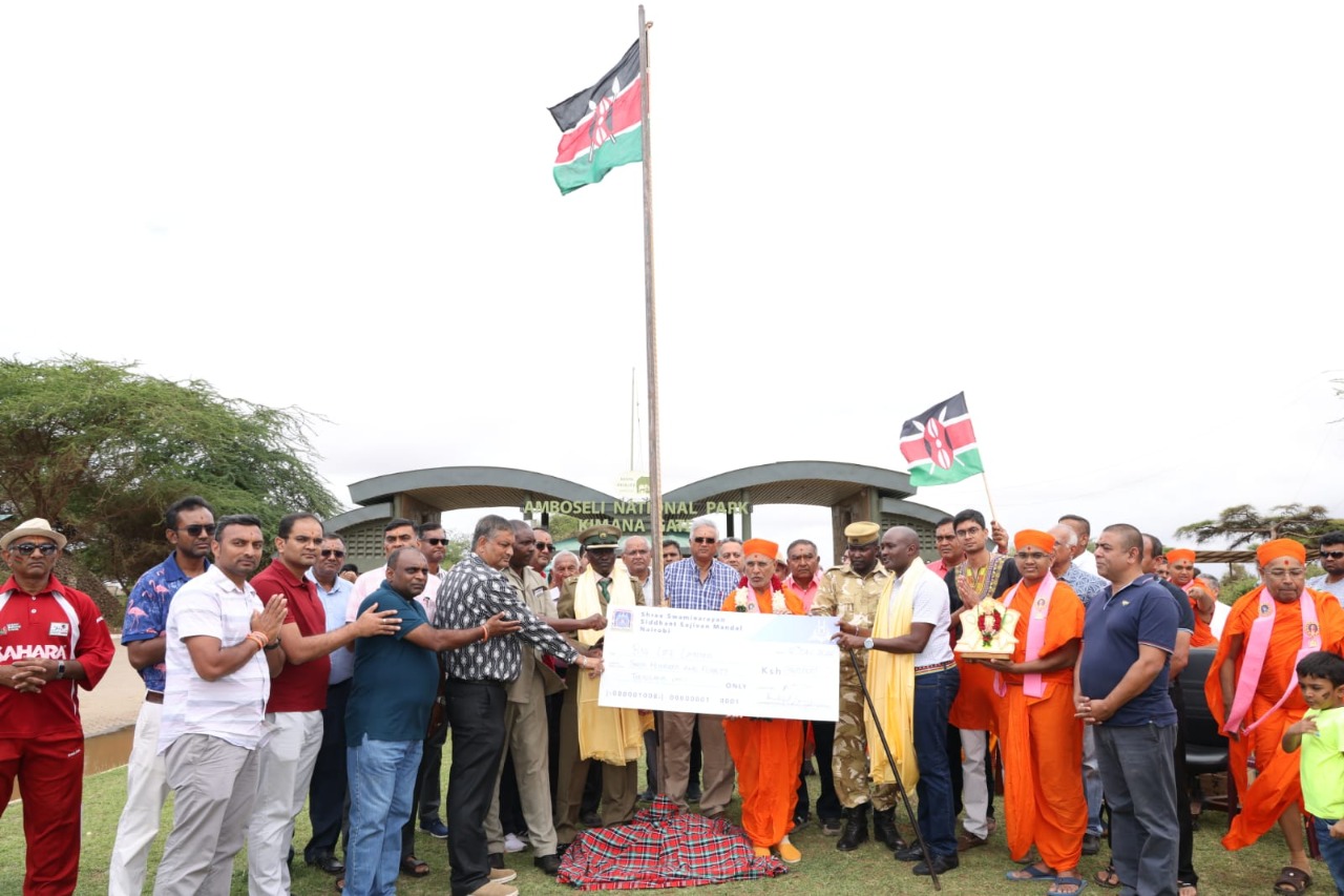 Swaminarayan Gadi Acharya celebrated the 59th Republic Day by hoisting the flag at the foot of Africa's highest mountain Kilomanjaro