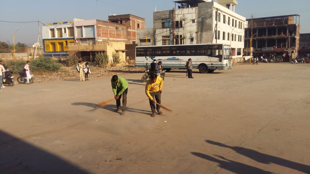 at-santrampur-st-depot-a-clean-up-campaign-was-conducted-with-the-support-of-the-municipal-corporation