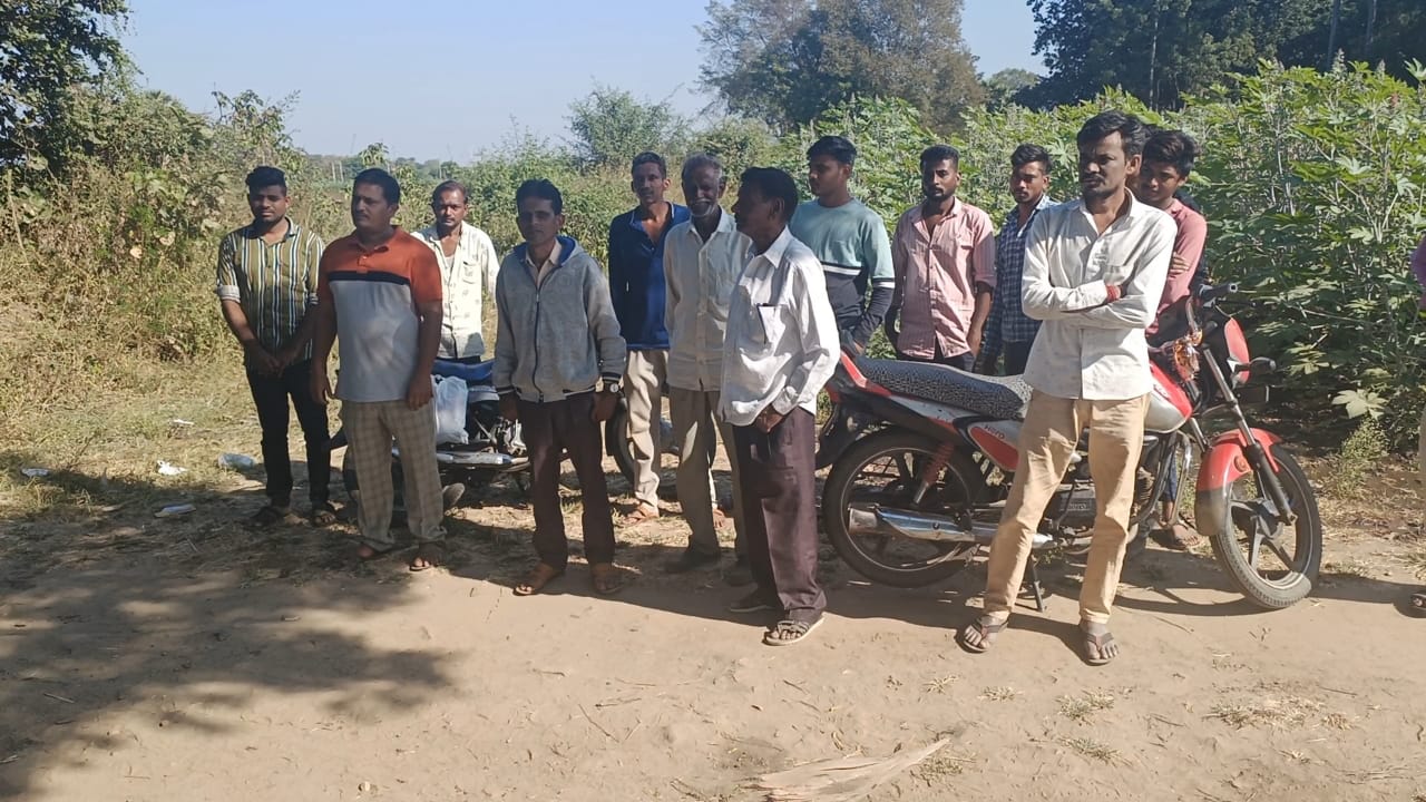 Villagers' demand to complete the incomplete road of Goth Besana planks due to farmer's hurdle.