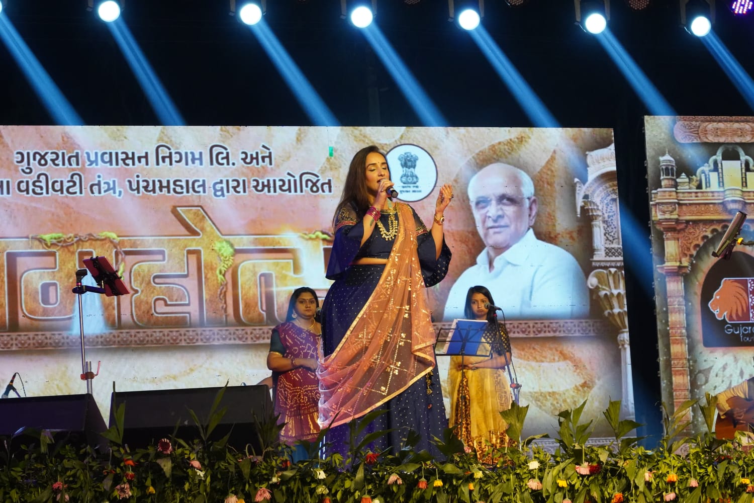 on-the-second-day-of-panchmahotsav-folk-singer-himali-vyas-nayak-presented-sangeet-sandhya