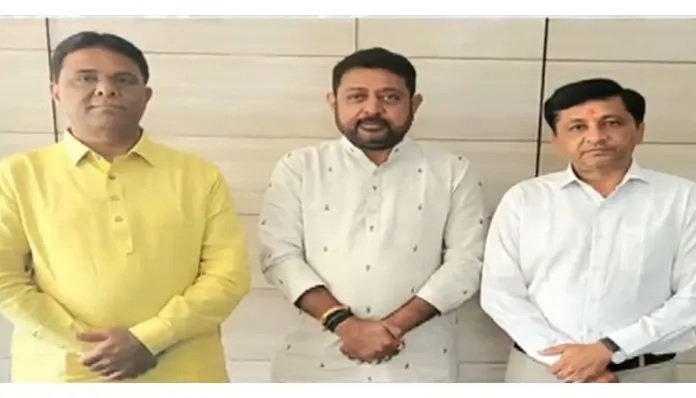 three-independent-mlas-of-gujarat-met-the-governor-and-announced-their-support-to-the-bjp