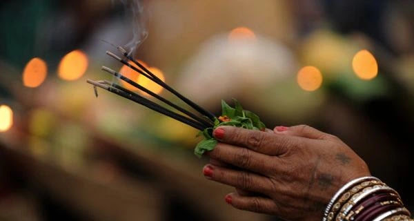 Never make this mistake while lighting incense in the puja, otherwise the family's lineage will stop growing.