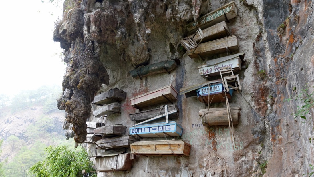 anti-gravity-graveyard-where-coffins-are-hanging-for-centuries