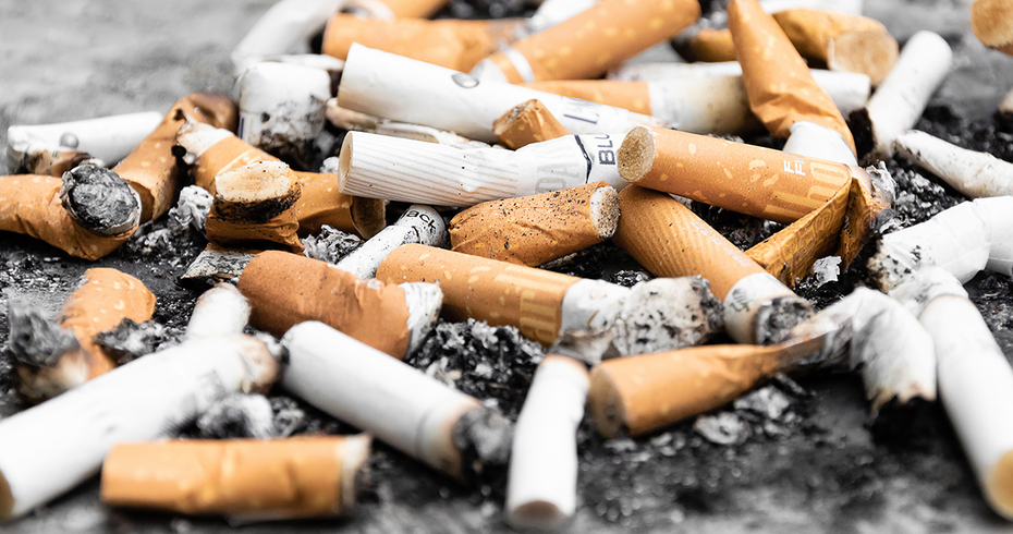 Man threw burning cigarette pieces on the road, had to pay a fine of 55 thousand