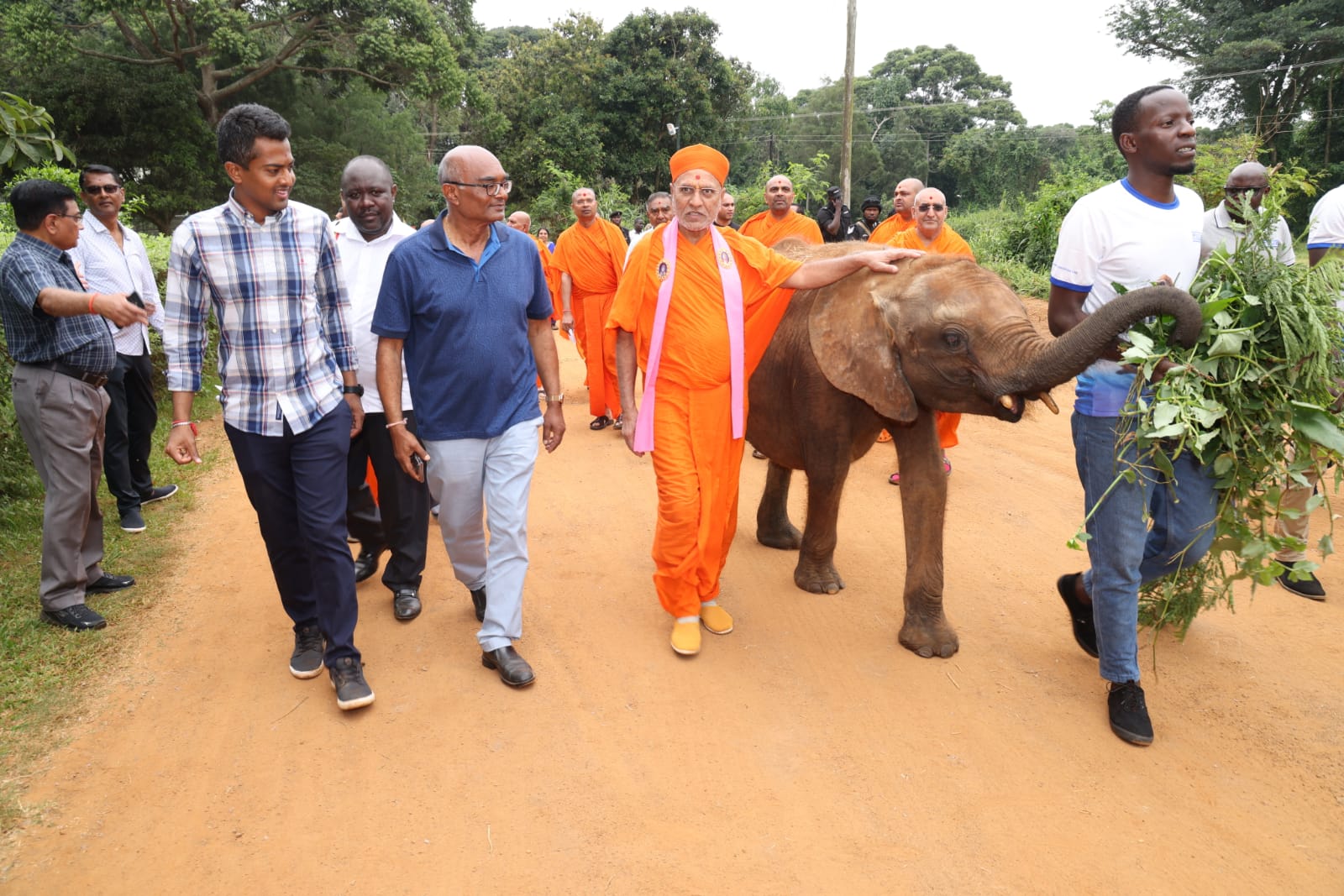 Acharya Jitendriyapriyadasji of Swaminarayan donated 10 million Uganda shillings to the Uganda Wildlife Conservation Education Centre.