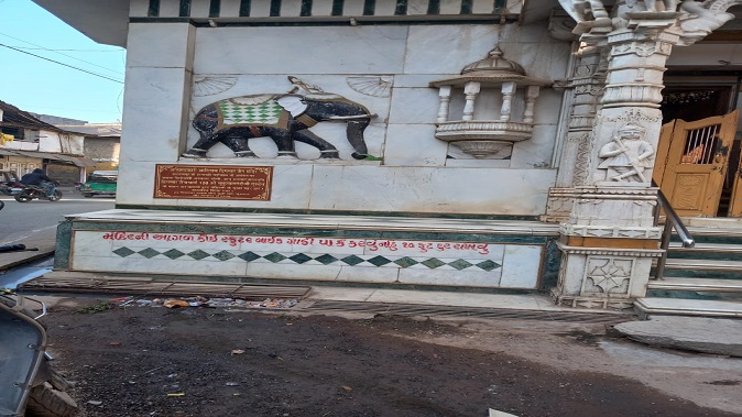 The sentiments of the devotees were hurt by the rising drains near Santrampur Jain Mandir