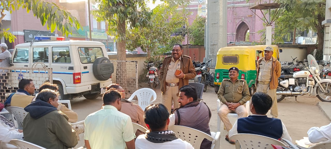 Santrampur police held a meeting with the traders to free the Chinese thread and interest