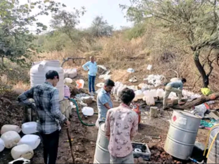 a-team-of-state-monitoring-cell-raided-amreli-found-a-large-quantity-of-liquor-making-material