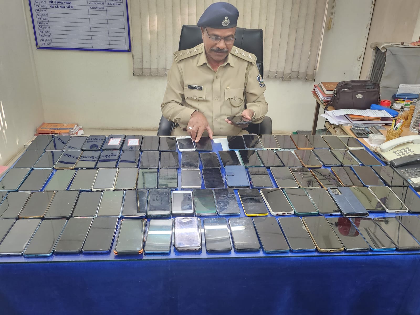 Mobiles found, not smugglers!: Anand police found 126 missing mobiles in a month-long drive