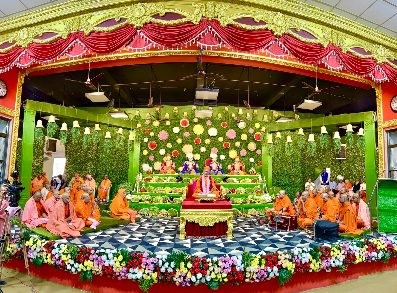 divine-shakotsav-was-celebrated-with-devotion-on-the-occasion-of-posh-vad-amas-at-swaminarayan-temple-in-maninagar