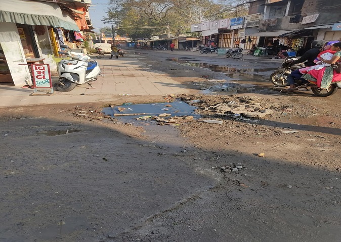 pedestrians-are-disturbed-by-perennial-monsoon-sewage-water-in-adadara-bazaar