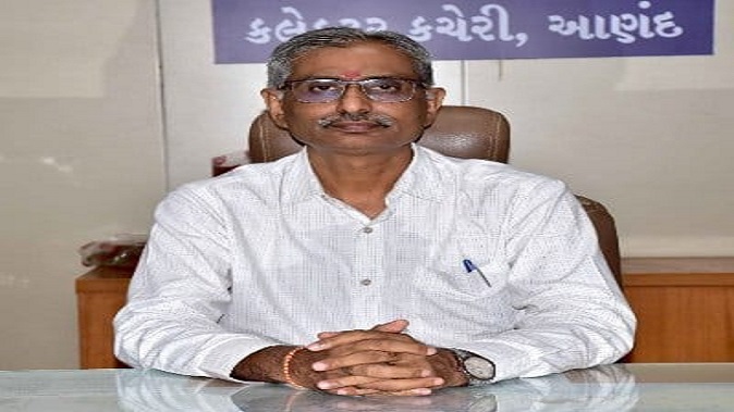 Collector urges 'Sarkari Babu' who bribed applicants in Anand district to improve