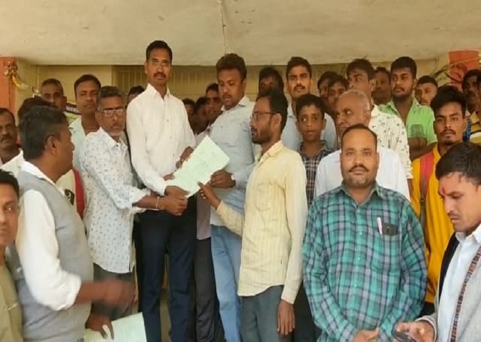 a-petition-was-presented-by-the-farmers-to-the-mamlatdar-against-the-time-for-night-irrigation