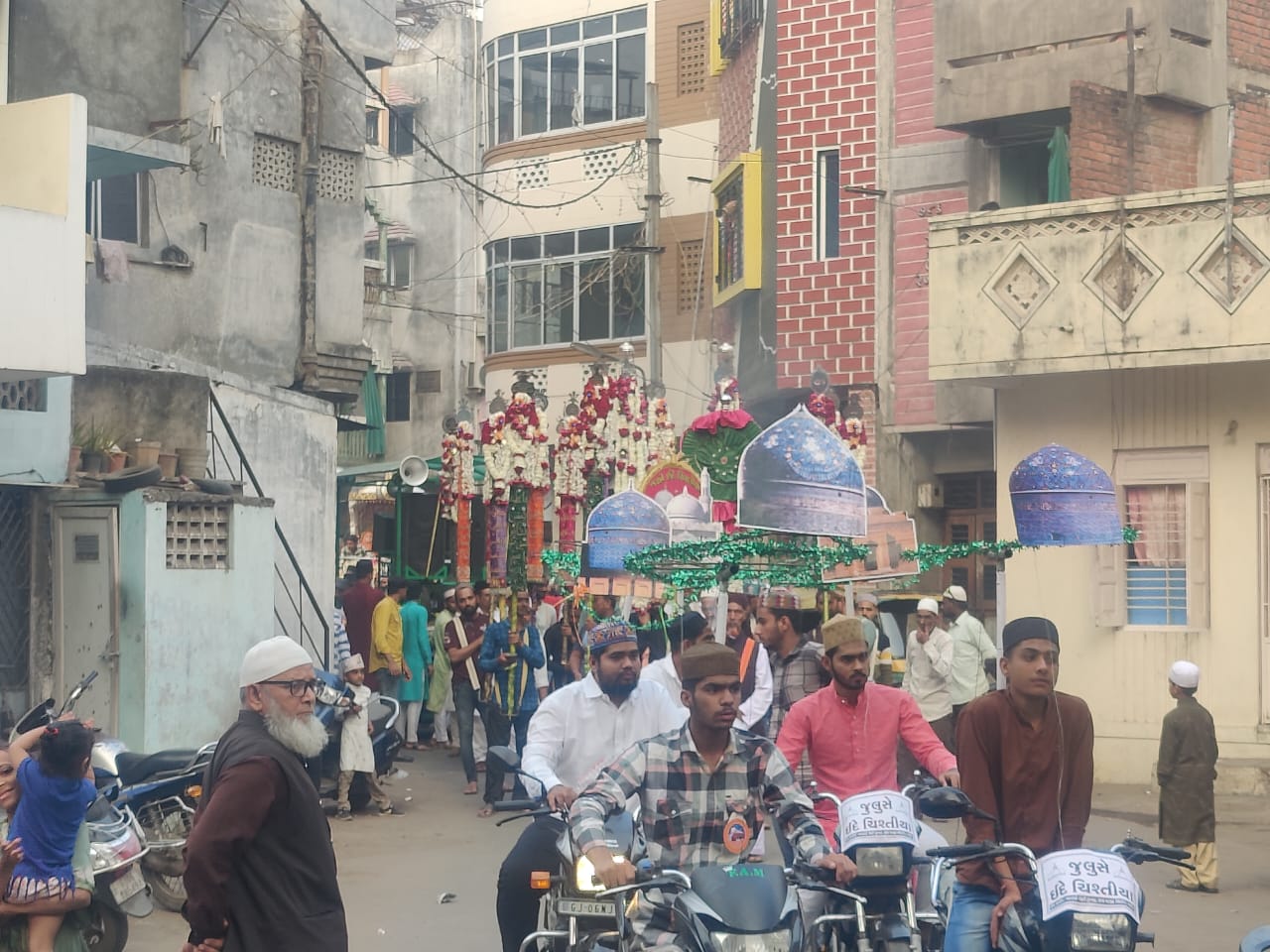 A grand procession of Eid Chishtia took place under the initiative of Khankahe Ahl Sunnat.