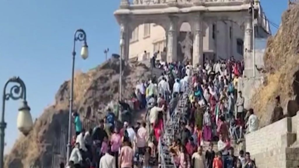 pilgrimage-of-devotees-in-pavagadh-more-than-2-lakh-devotees-arrive-in-pavagadh-to-seek-mothers-blessings