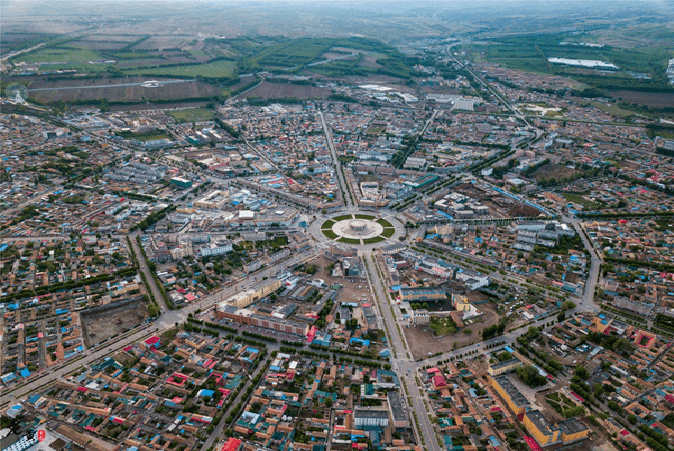 Traffic lights are not needed in this strangely designed city like a spider's web