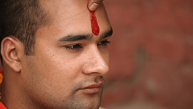 These people do not apply red tilak, problems may increase in life according to astrology!