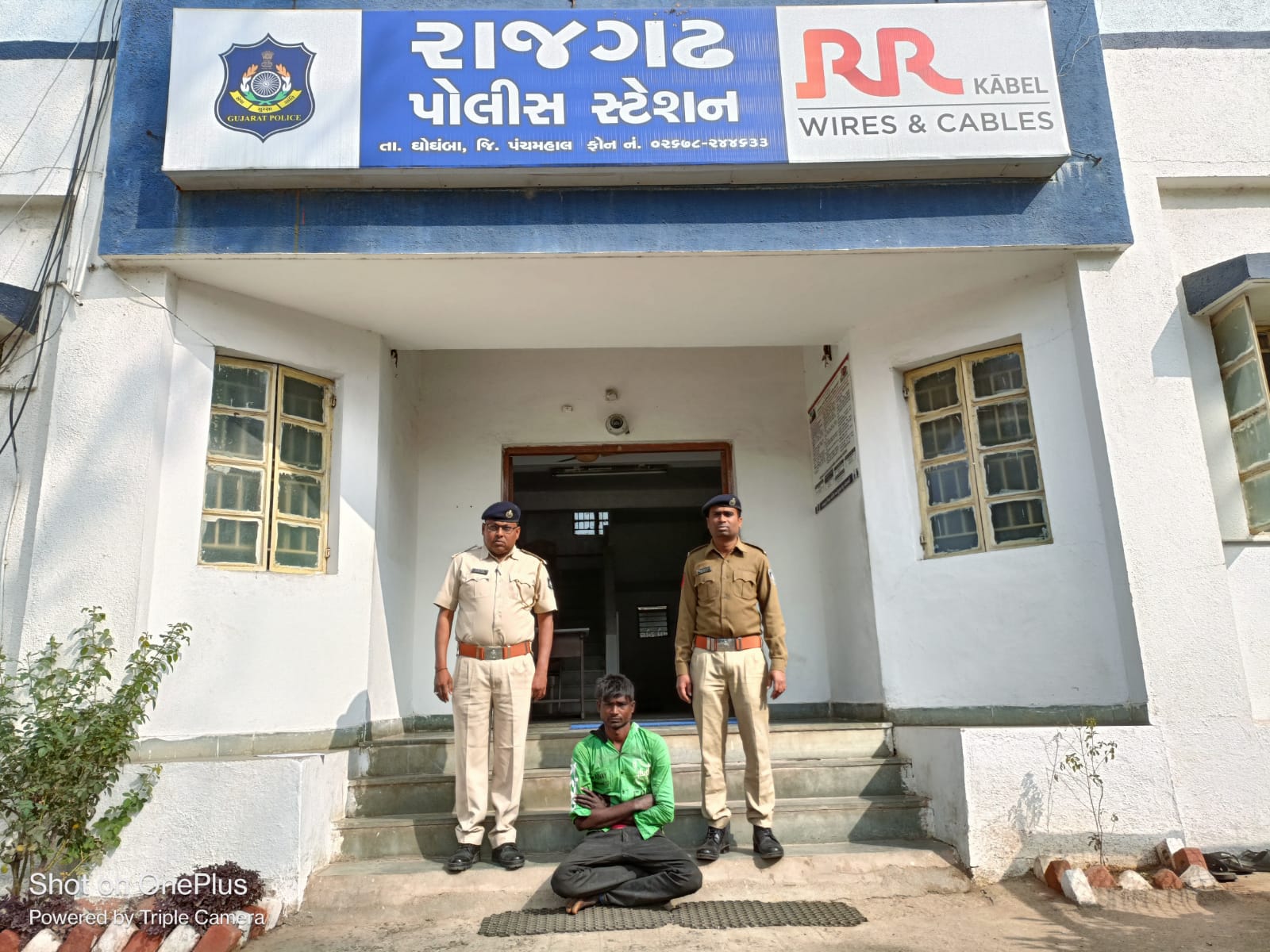 Rajgarh Police nabbed the rape accused who was hiding in the river Palla