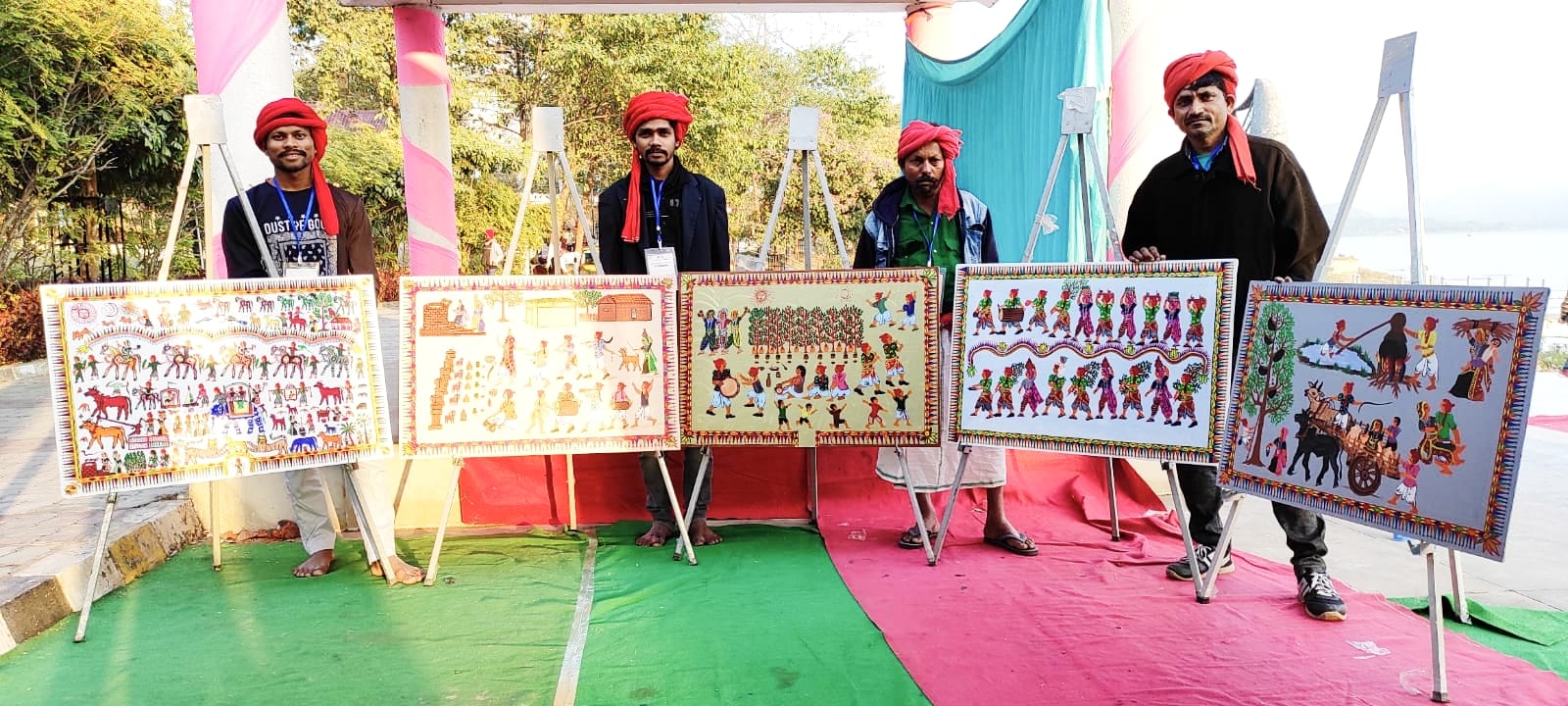 The pride of Rathwa society! Pithora painters from Malaja village in Chhotaudepur raised the pride of the Rathwa community at Jharkhand in the Ranchikala camp.