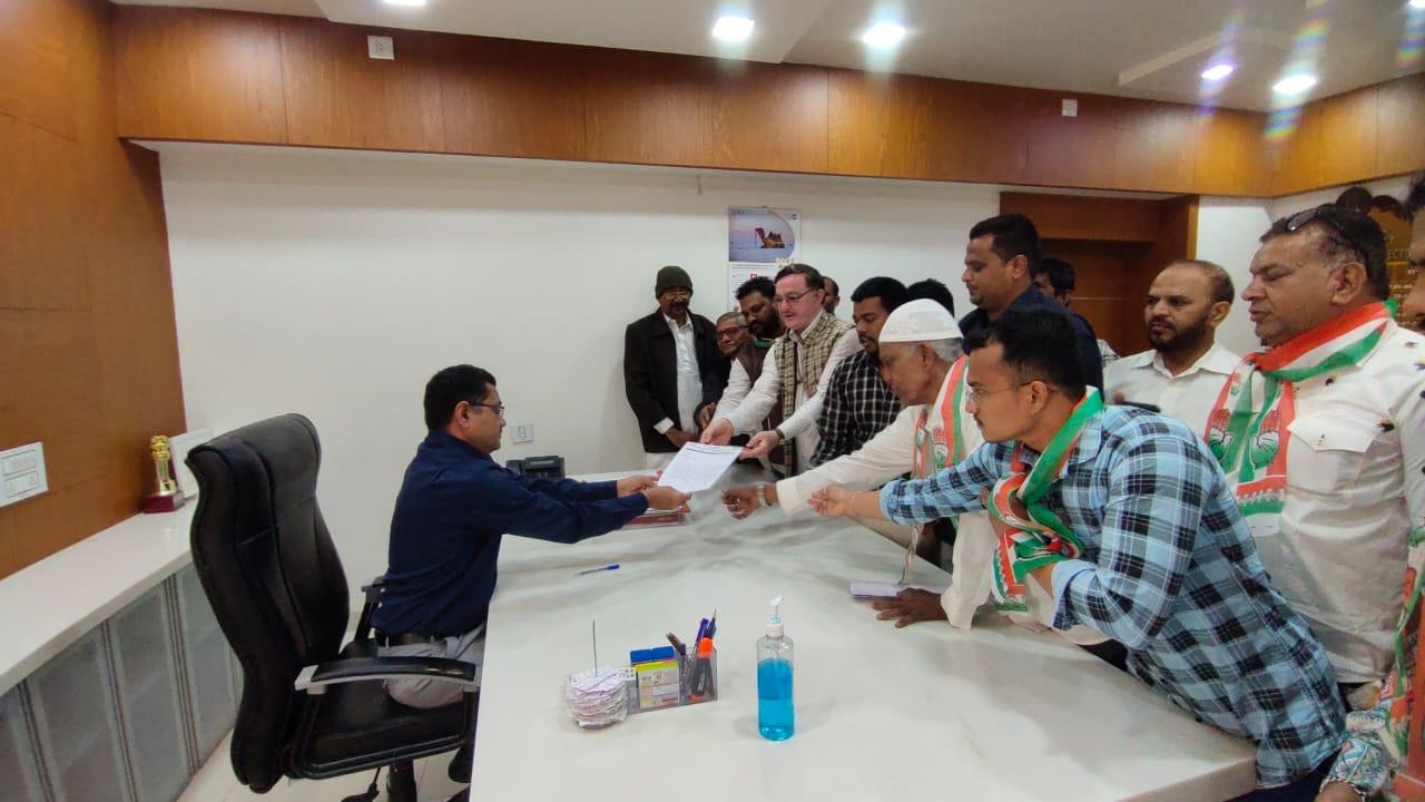 The application form was given to the Congress Lalghum Collector when the exam papers of the Junior Clerk burst