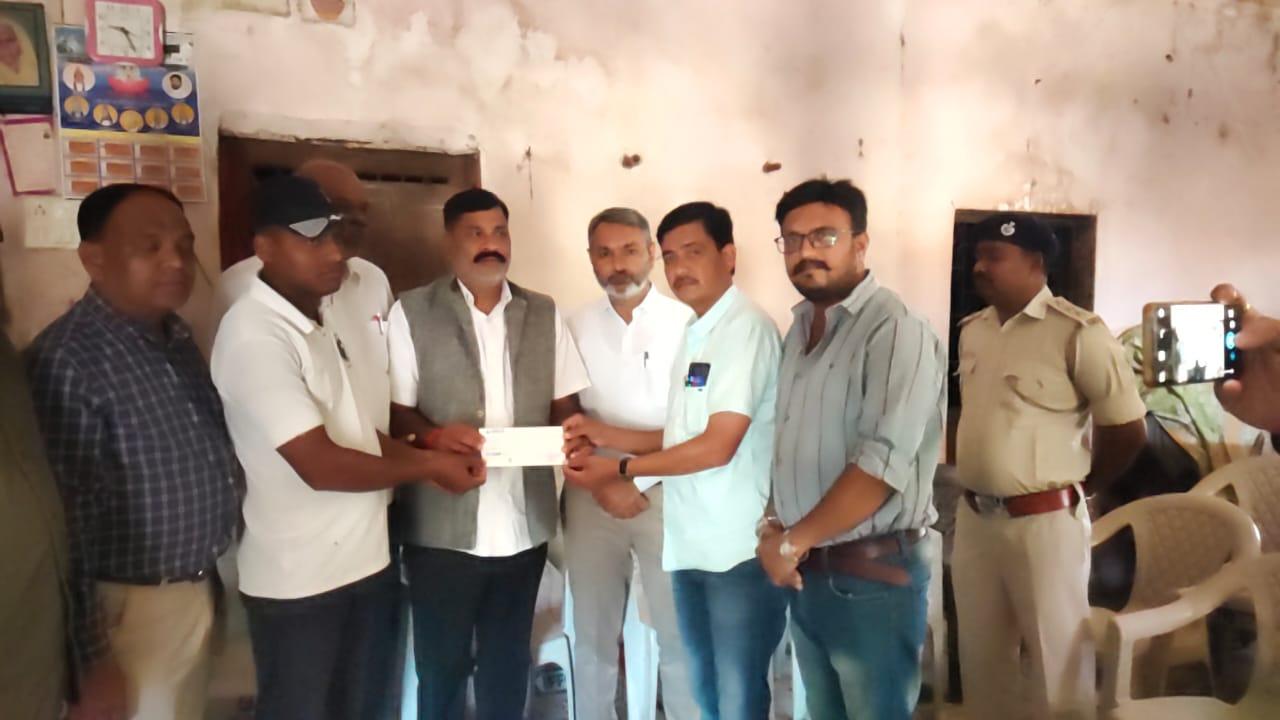 Jayantibhai Rathwa gave a check of five lakhs to the family of a child who was a victim of leopard poaching.