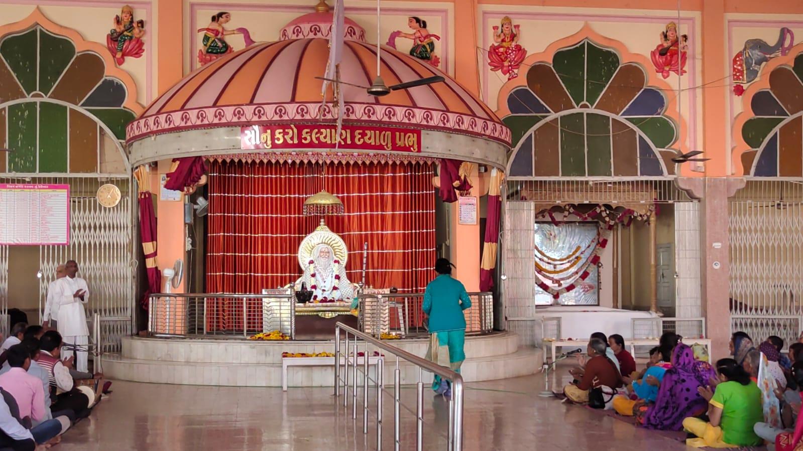 Thousands of devotees thronged the legendary Narayan Dham Tajpura on Magh Poornima