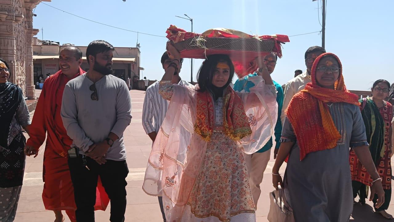 Famous Gujarati folk singer Santvani Trivedi visits Pavagadh