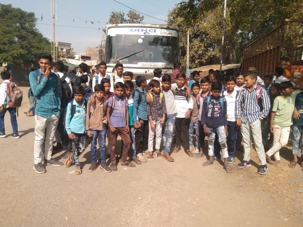 bus-stop-movement-by-students-of-pipalwada-over-irregularity