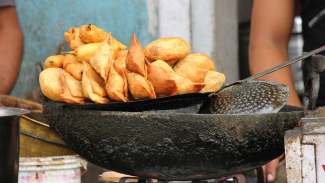 The city's biggest samosas are available here, for 25 rupees, your stomach will be filled