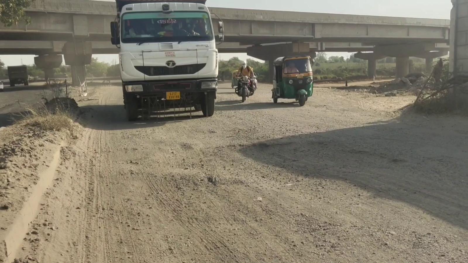 In Manjusar Savli Road, the gobachari one evening, there were 13 broken pieces on the road