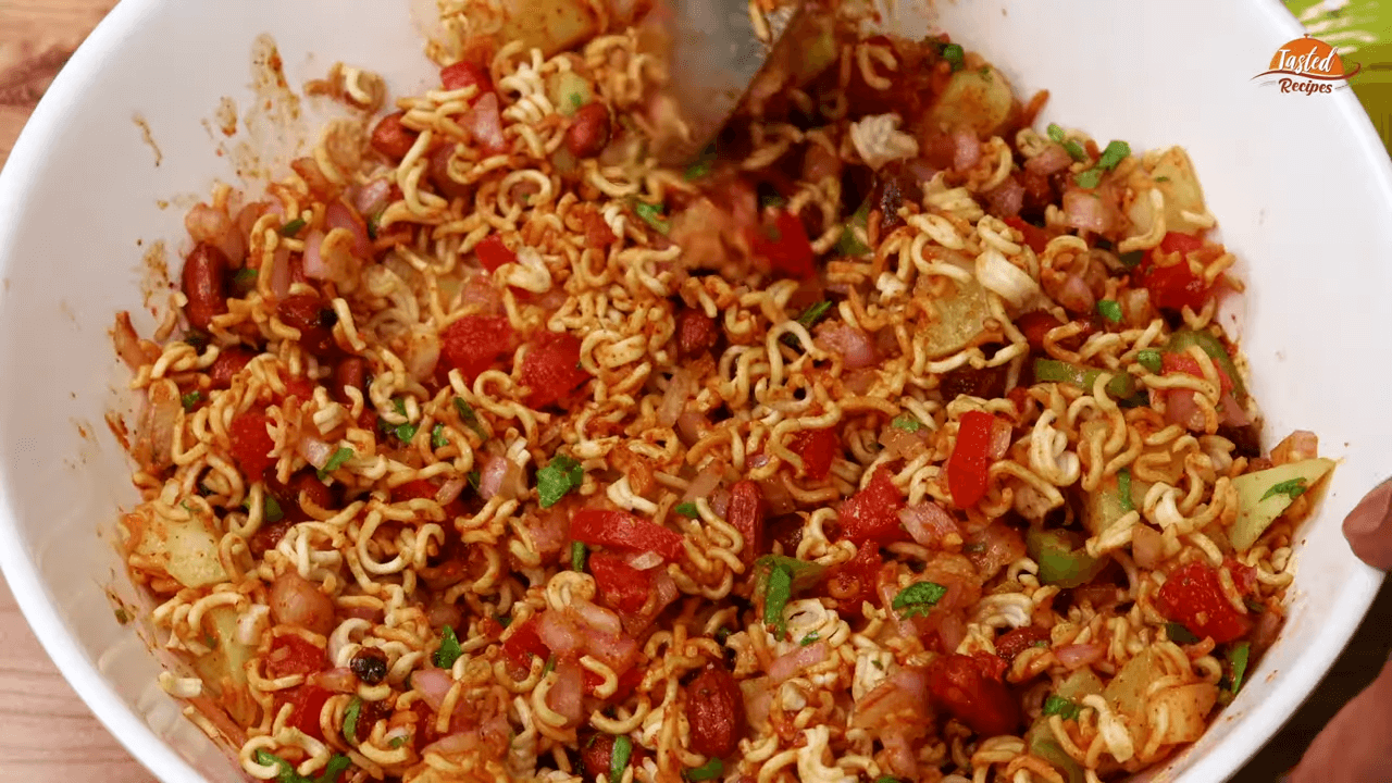 Maggi bhel taste very spicy and crispy, make a quick breakfast tri