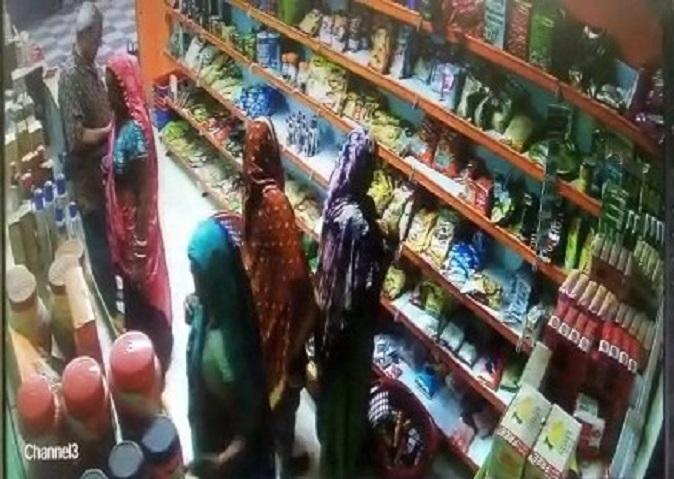 Four women in the customer's disguise were stolen and imprisoned in CCTV