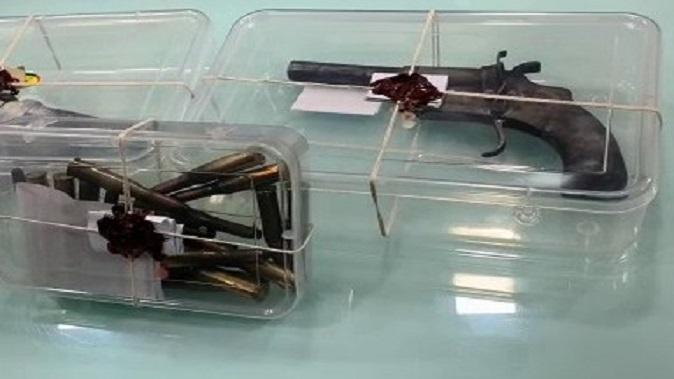 Three men who went to Mumbai from UP to rob Seth were caught with two revolvers and cartridges.