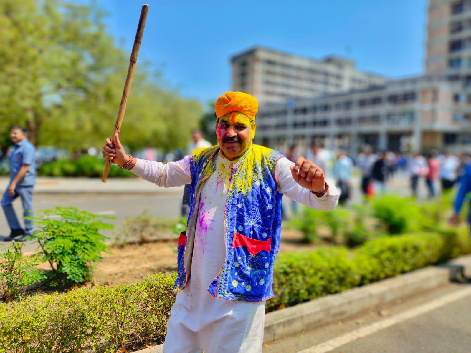 The drums of Holi rang in the Gujarat Assembly premises and Minister Kubersinh Dindor got up