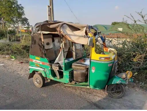 halol-kanjari-four-rickshaw-overturned-on-the-road-and-three-were-electrocuted