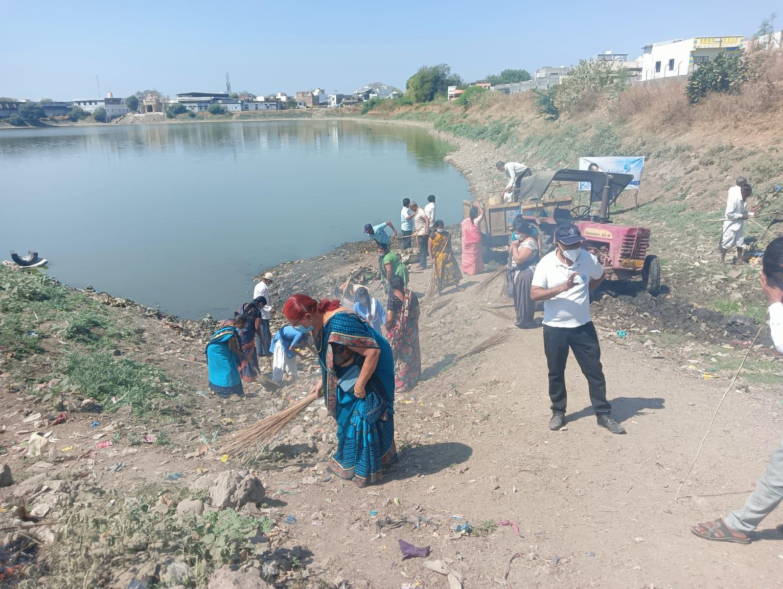 a-cleaning-campaign-was-undertaken-by-nirankari-devotees-on-the-banks-of-halol-lake