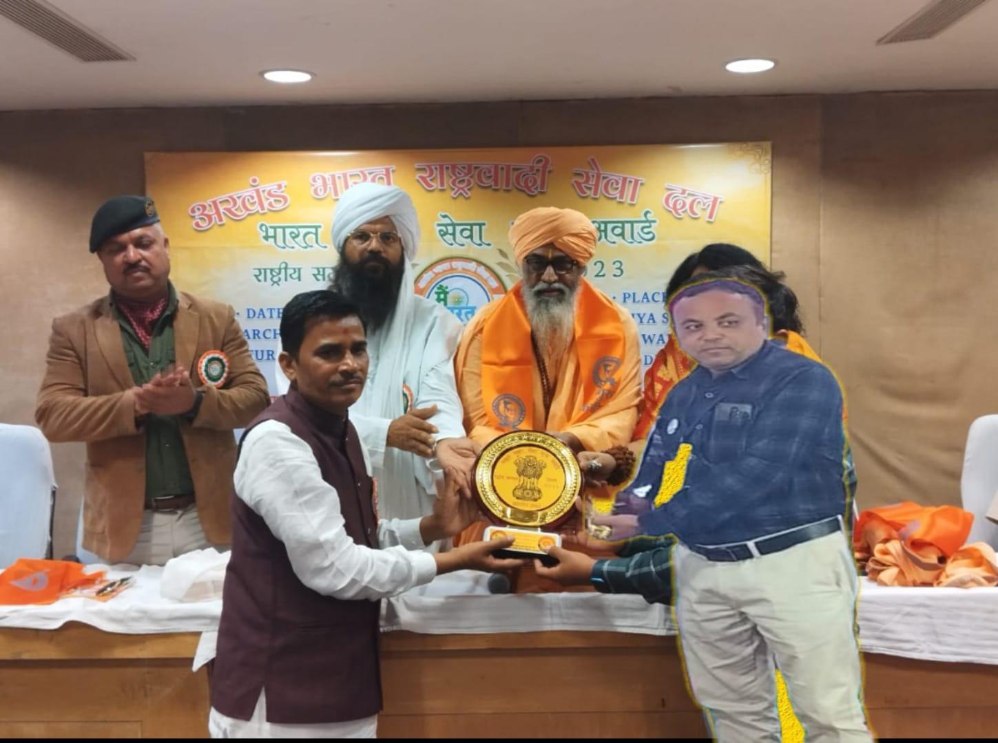 Satish Kumar Prajapati honored with Bharat Bhushan Seva Ratna Award.