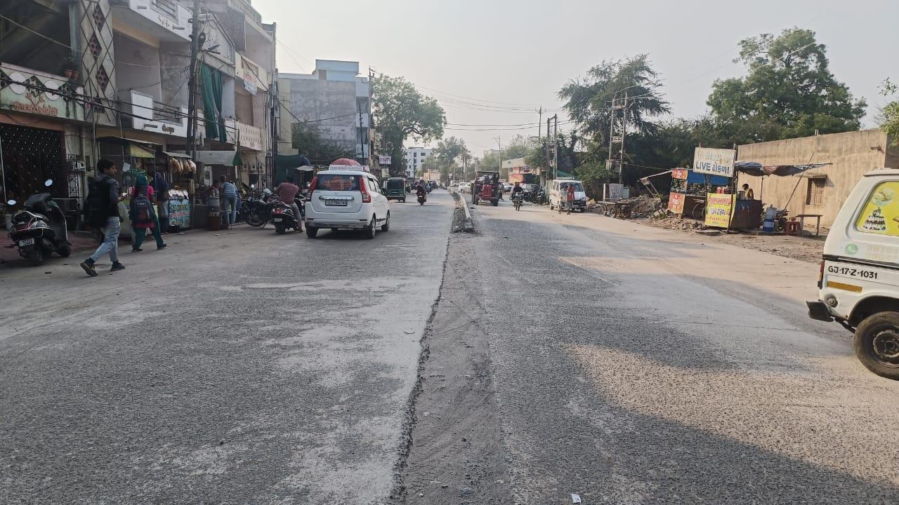 Halol Kanjari Road is sometimes widened and sometimes chained due to the pressures of MGVCL