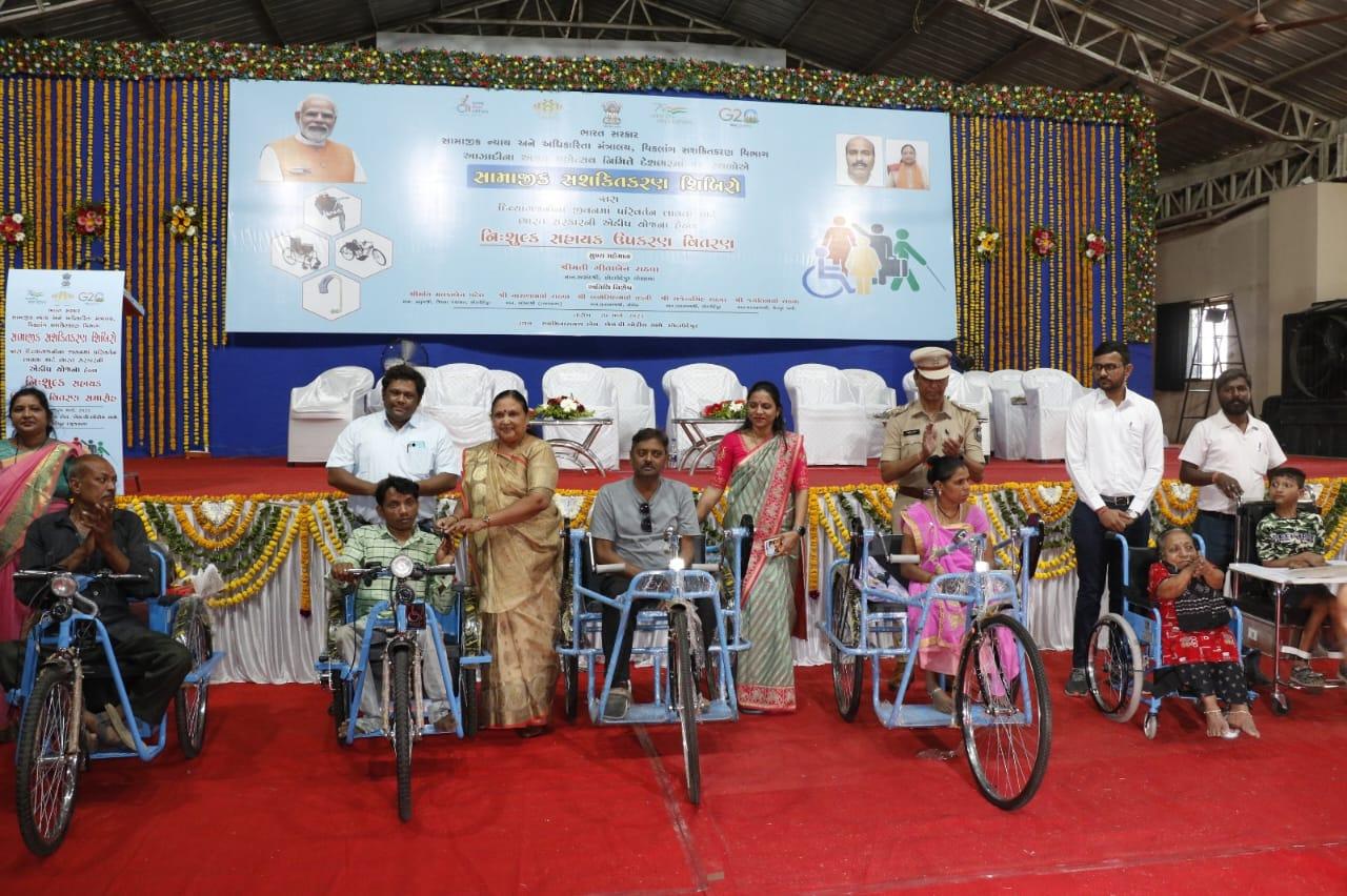 Equipment worth 74 lakhs was distributed to the disabled in Chotaudepur district