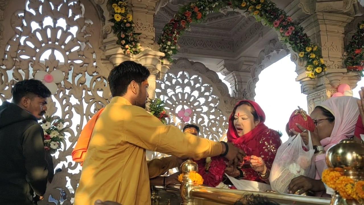 Devotees' entertainment at the eighth Norte Pavagadh temple