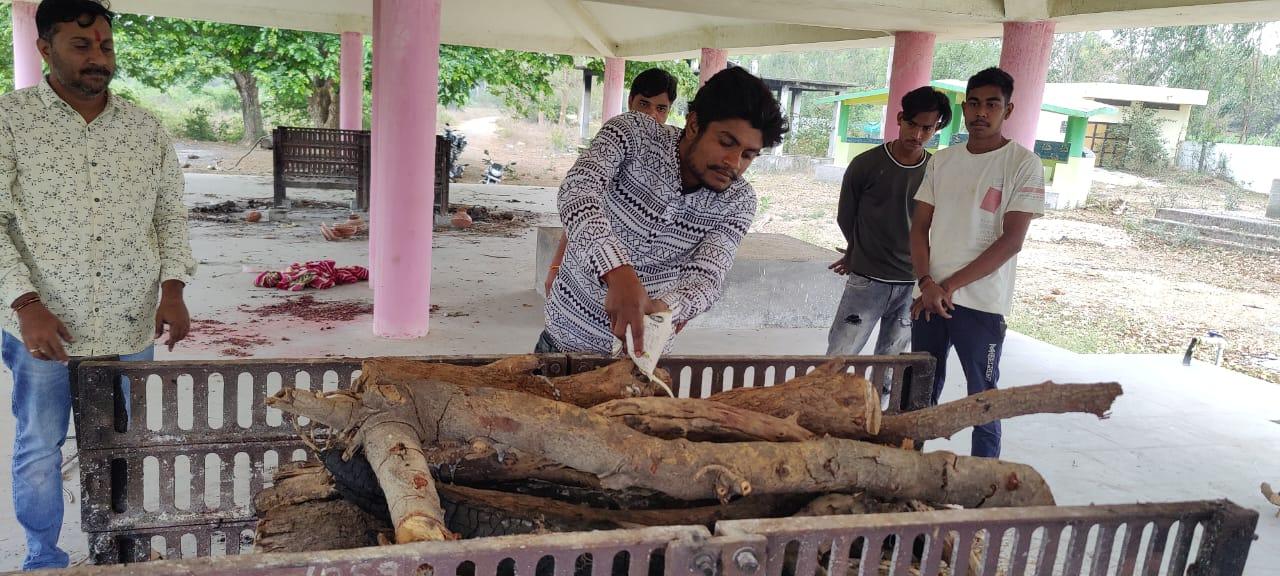 Kapiraj was cremated according to religious custom after his death