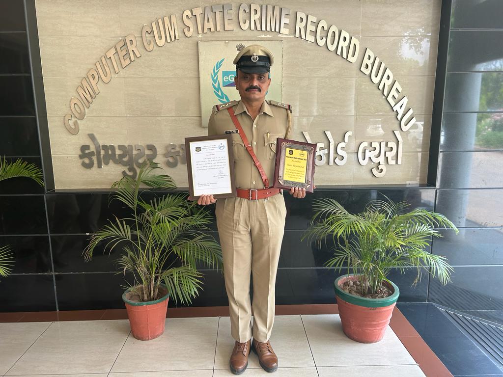 Vejalpur PSI RR Gohil honored with "E-Cop Award" at state level