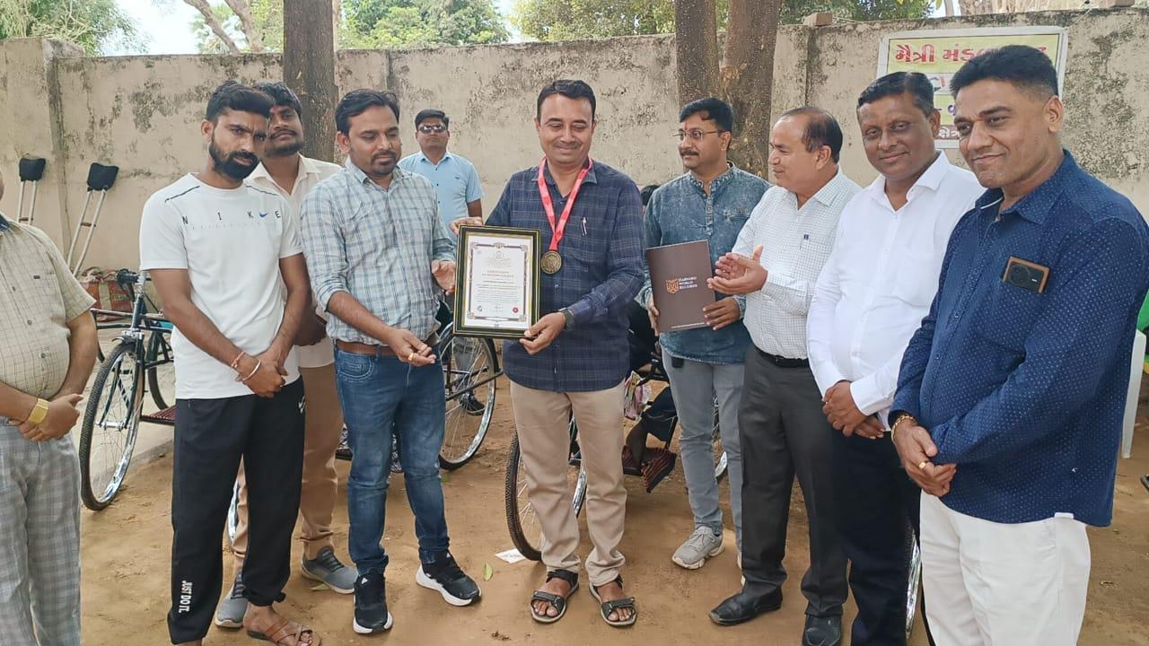 Bicycles were distributed to 6 disabled persons by Cabinet Trust Mumbai Vadodara Anand.