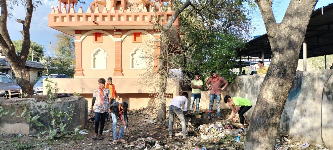 Cleaning campaign at Omkareshwar Mahadev Temple by Jhalod Bajrang Dal and VHP