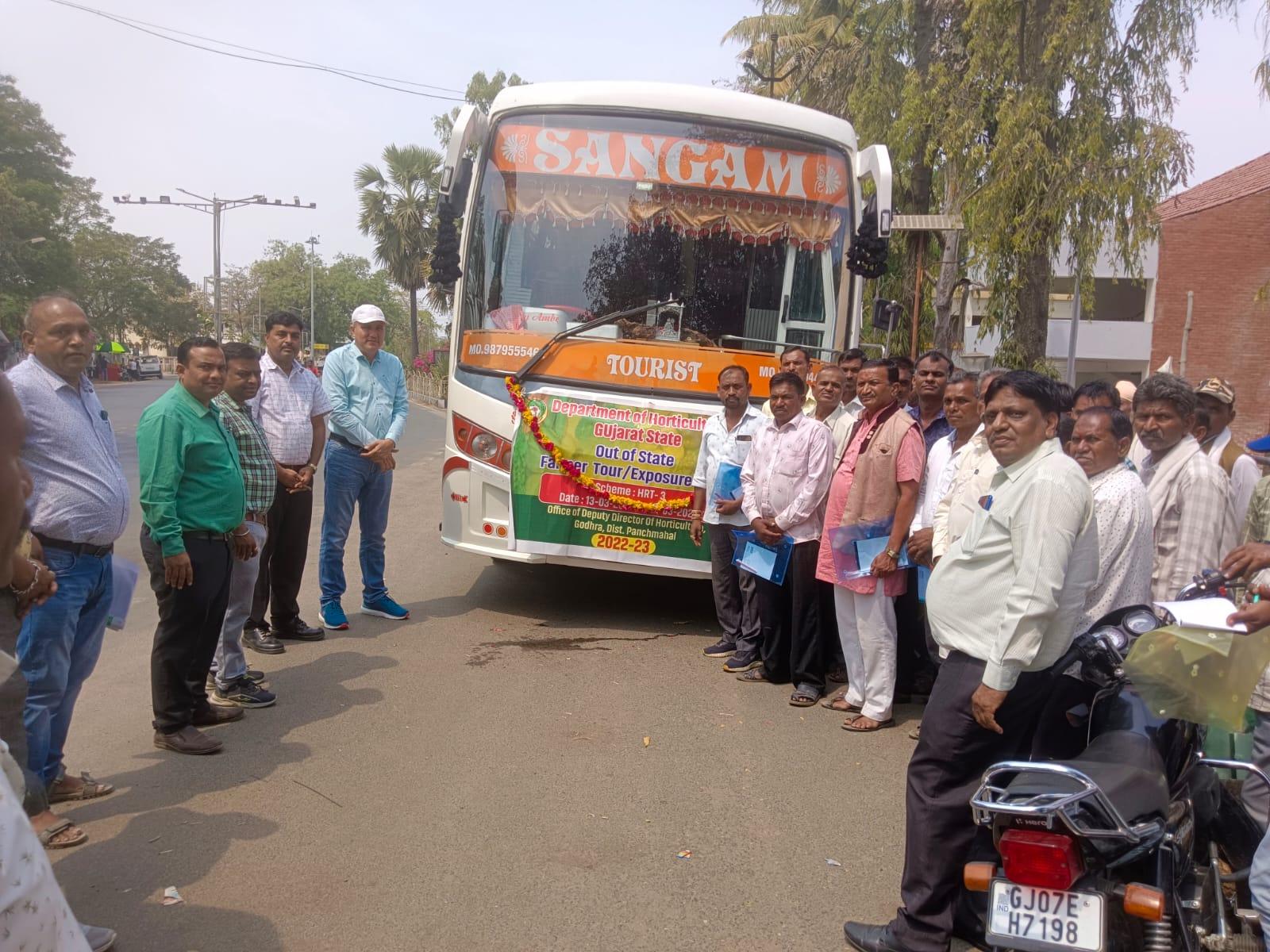 A tour was organized for 150 farmers involved in horticulture