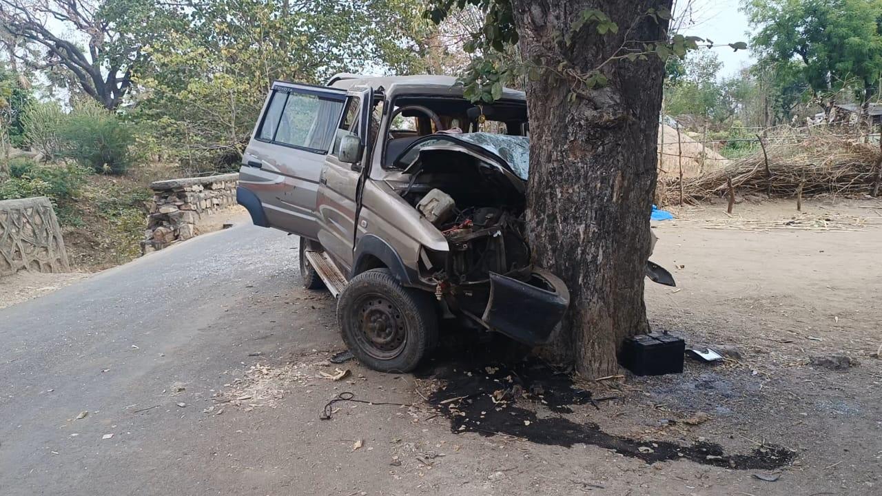 A car carrying firewood collided with a tree near Dhikwa, two died