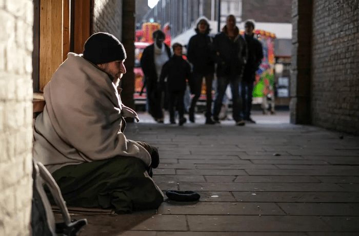 Beggars here earn four times night and day, come from Mercedes to beg!